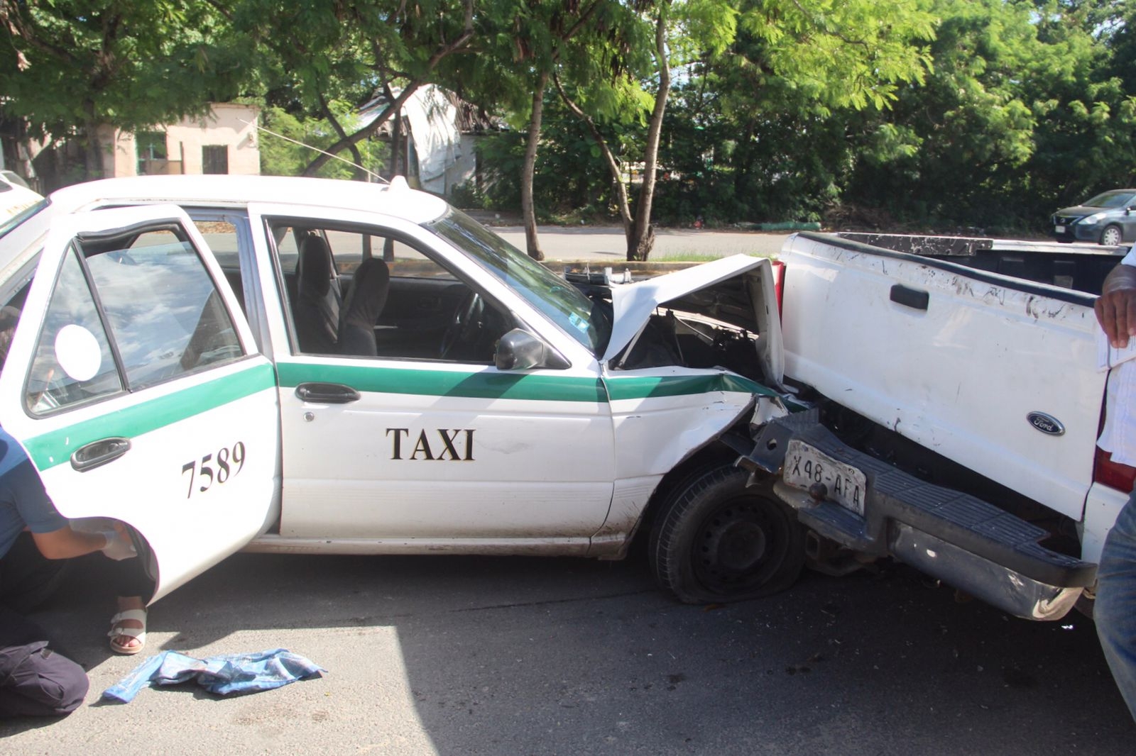 Pasajera de taxi resulta lesionada tras accidente en la avenida 20 de Noviembre de Cancún