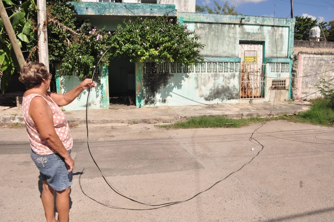 Mérida: Vecinos de Zazil-Ha exigen a Telmex y CFE arreglar cableado caído y peligroso