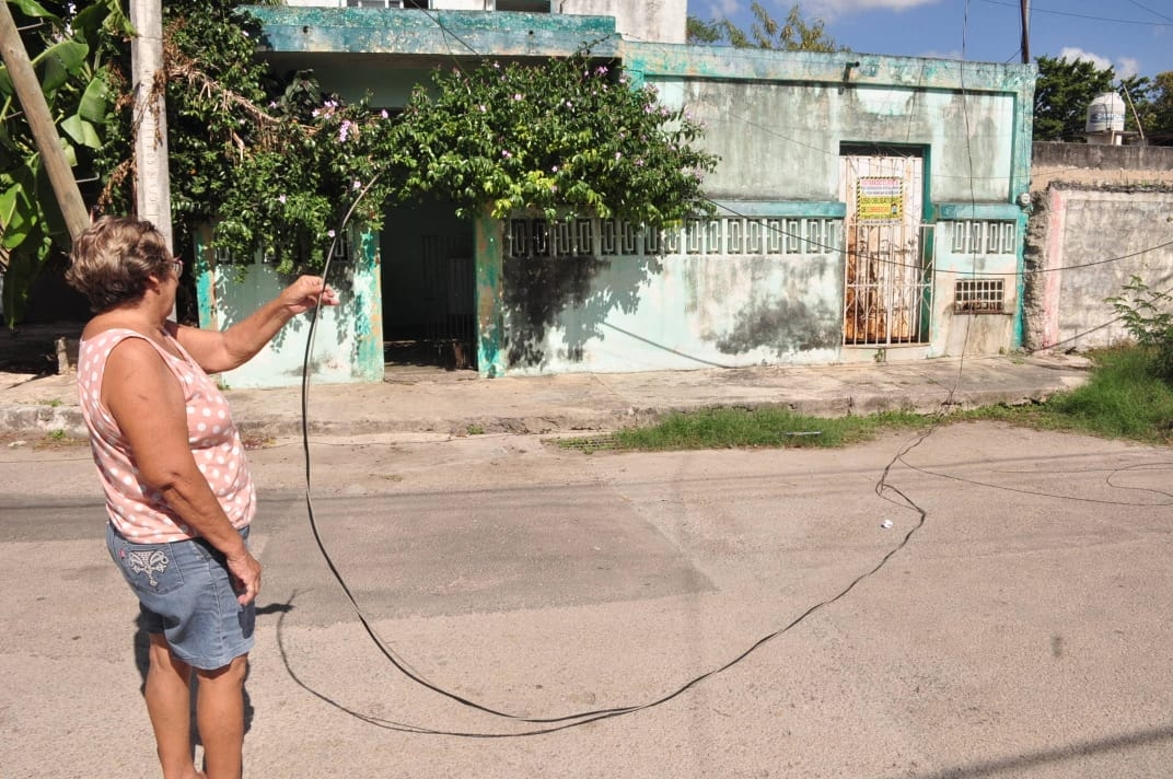 Una de las vecinas de Zazil-Ha en Mérida mostró uno de los cables que se quemaron tras la caída del poste de madera