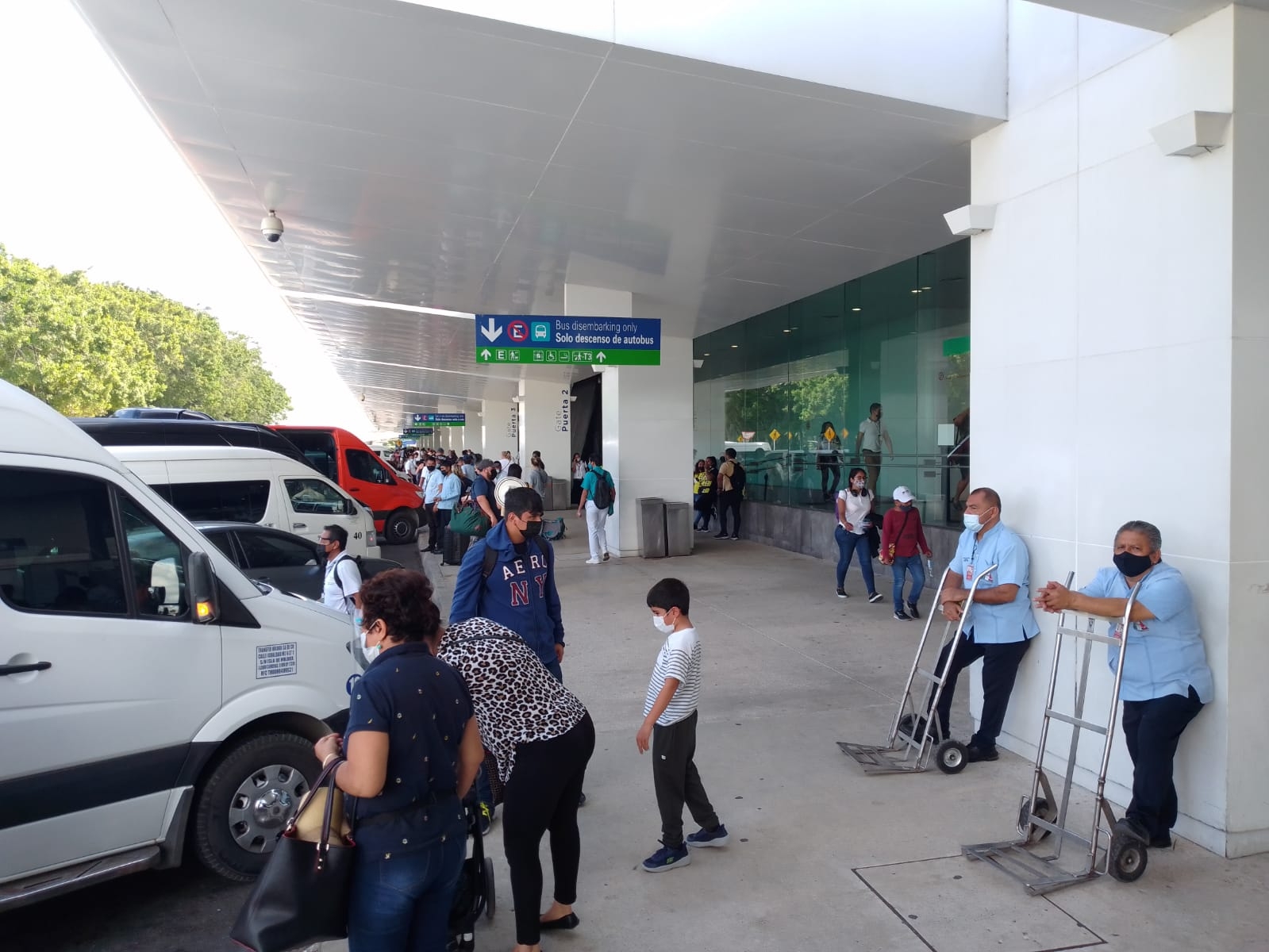 Taxistas del aeropuerto de Cancún aumentan tarifas por temporada decembrina