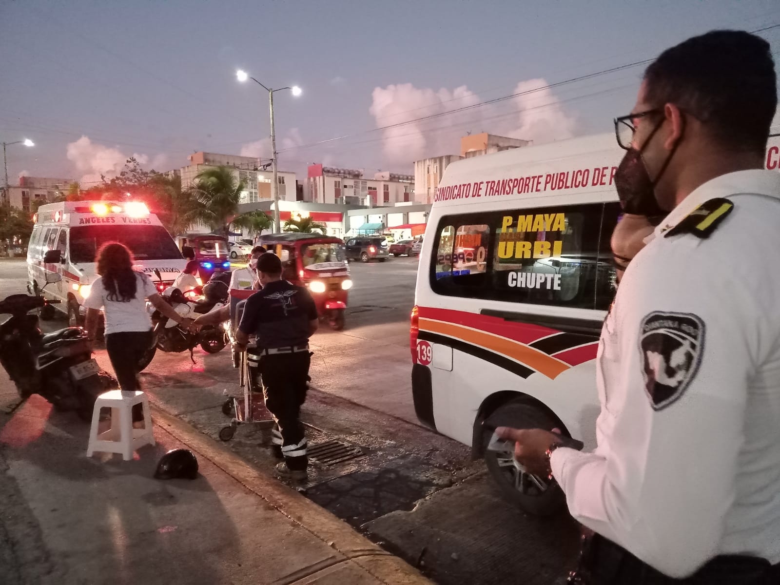 Cancún: Motociclista termina con fracturas tras ser embestida por una combi en Paraíso Maya