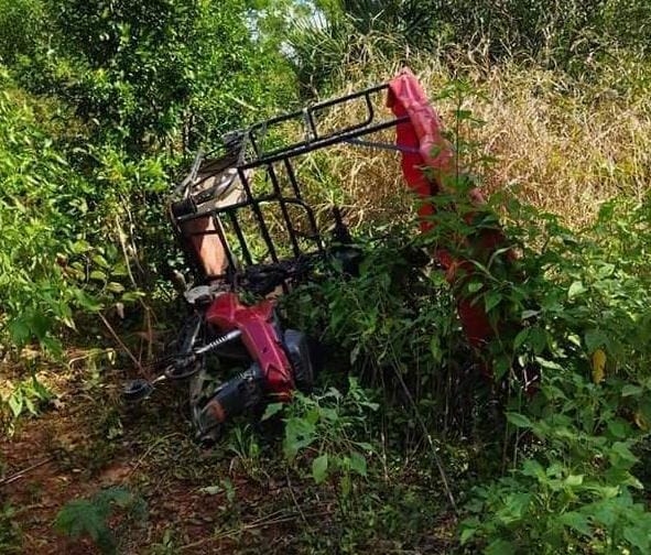 Hallan mototaxi desvalijado entre la maleza en José María Morelos