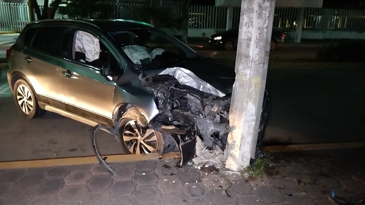 Mujer se estrella contra un poste y huye de la colonia Petrolera en Ciudad del Carmen