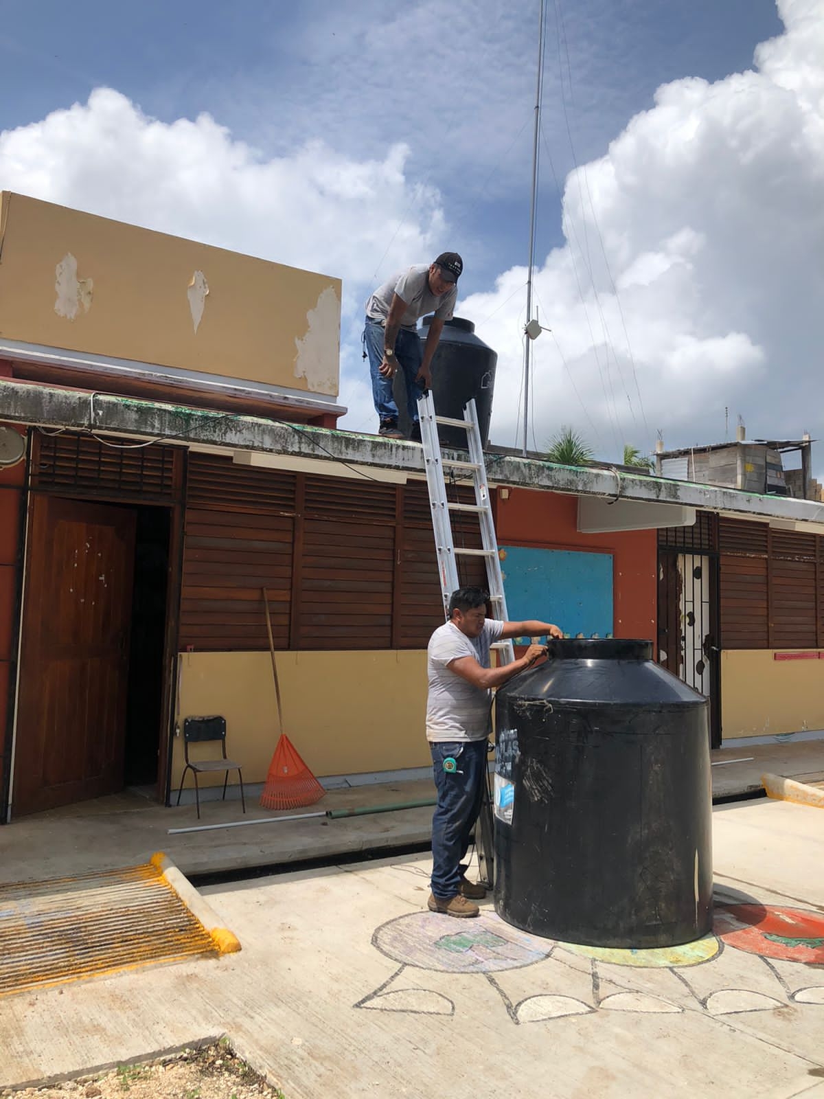 Sólo cuatro de 33 escuelas vandalizadas en Carrillo Puerto fueron rehabilitadas por el Ifeqroo