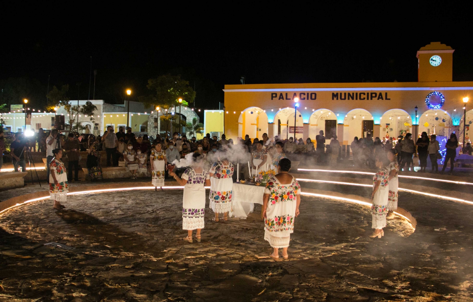 La velada artística comenzó en el anfiteatro del centro de la localidad, con una ceremonia de agradecimiento de divisiones y cosechas de la Xunaan Kab
