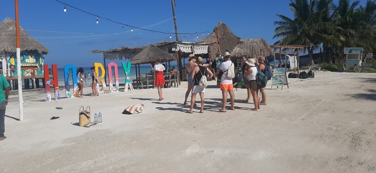 Los turistas aprovecharon el parador turístico de Holbox para fotografiarse; hoteleros esperan llegar al 100 por ciento en navidad