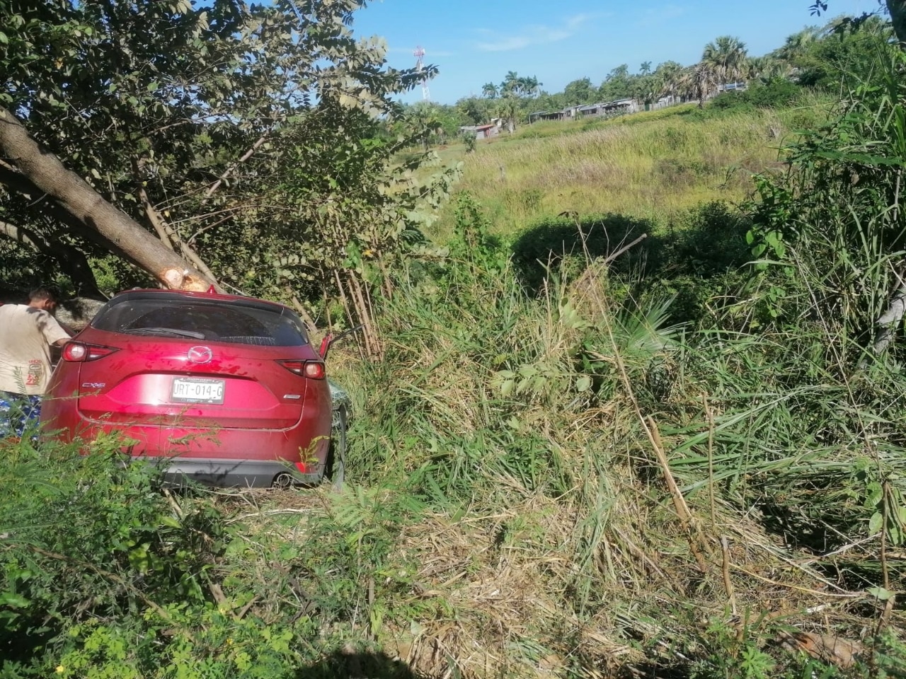 El conductor de la unidad tipo hatchback se salió de la ruta y se estrelló contra un árbol