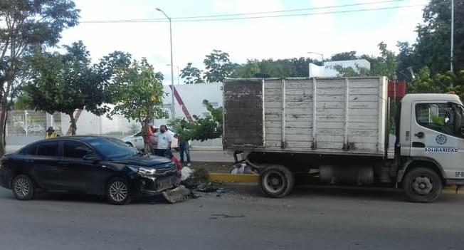 Playa del Carmen: Conductor borracho atropella a tres empleados de servicios públicos