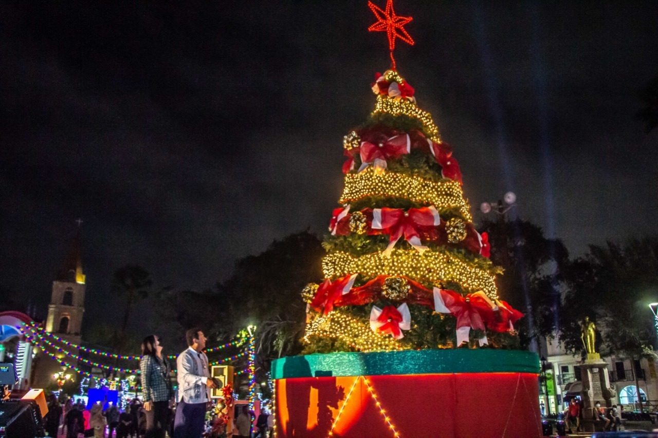 Alcalde de Matamoros enciende ábol de Navidad y se electrocuta; se viraliza en redes (VIDEO)