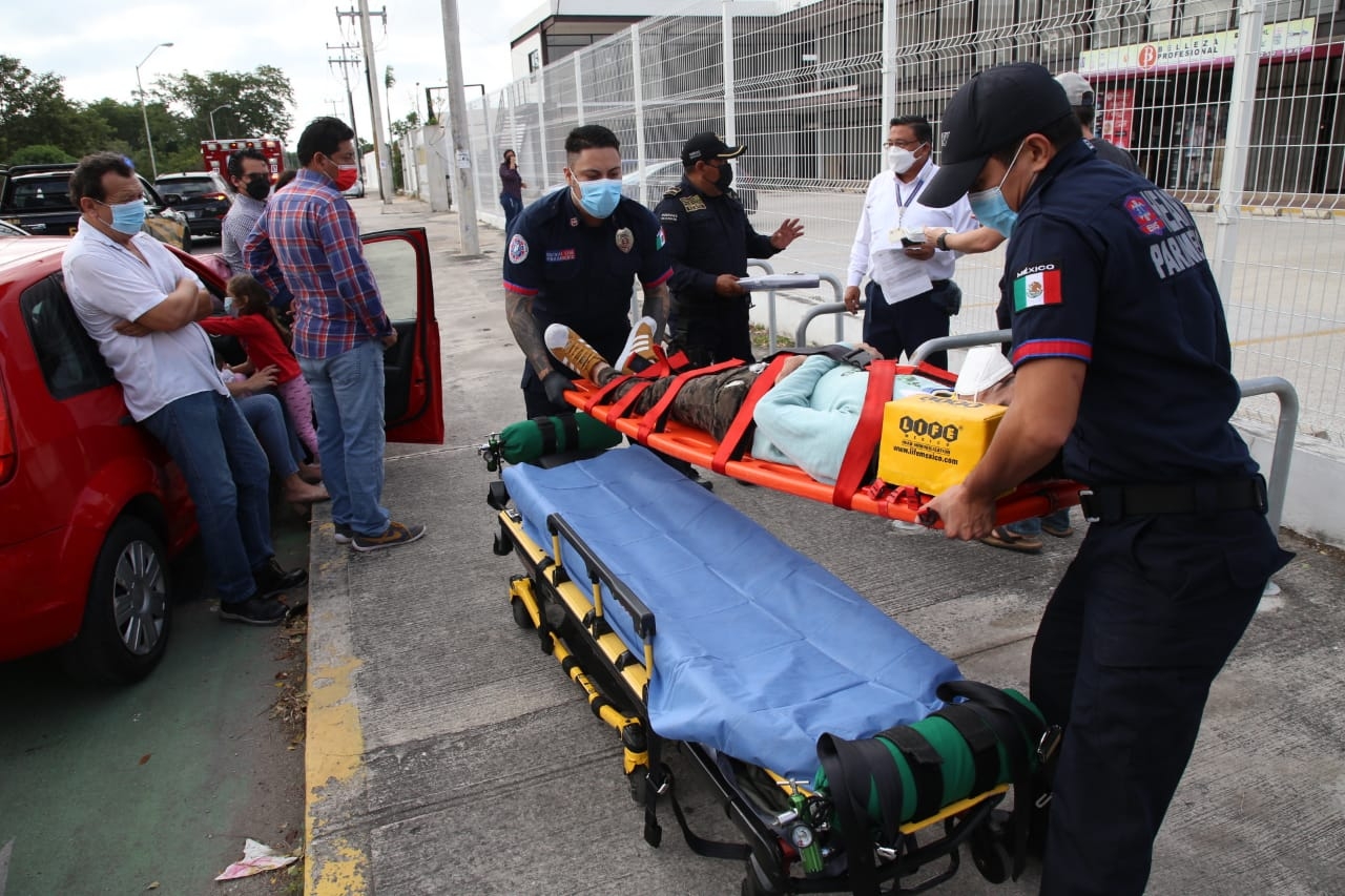 Automovilista se pasa el alto y causa un choque en Mérida; hay una persona lesionada