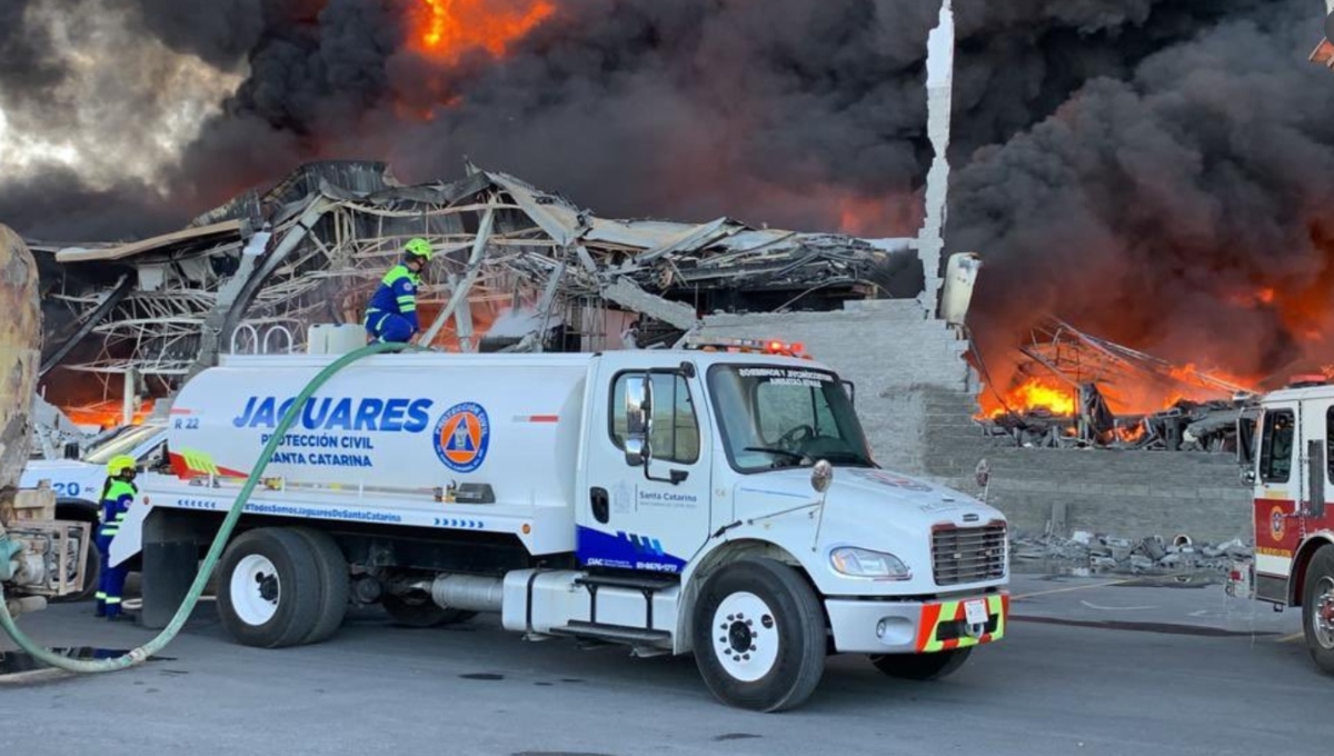 Esta mañana se registró un incendio en una bodega de plásticos y maderas en Santa Catarina, Nuevo León. Hasta ahora no se han reportado decesos