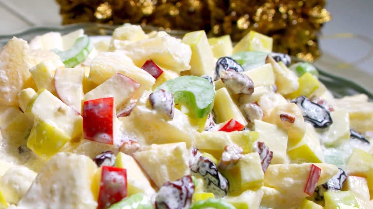 Aquí te vamos a enseñar a cómo preparar esta deliciosa ensalada navideña muy fácil y rápida