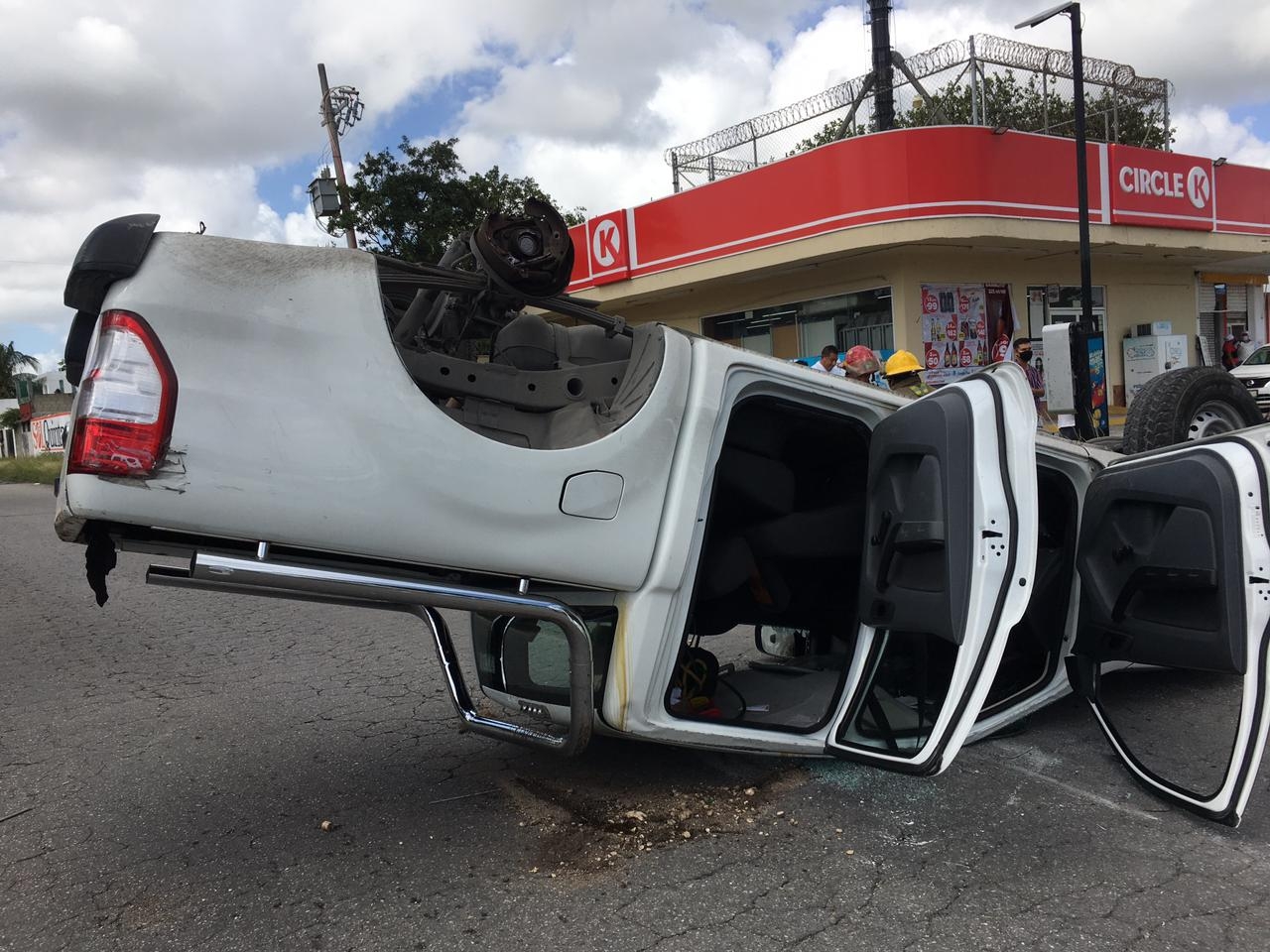 El conductor de la camioneta resultó lesionado y fue llevado al Hospital del IMSS de la 510