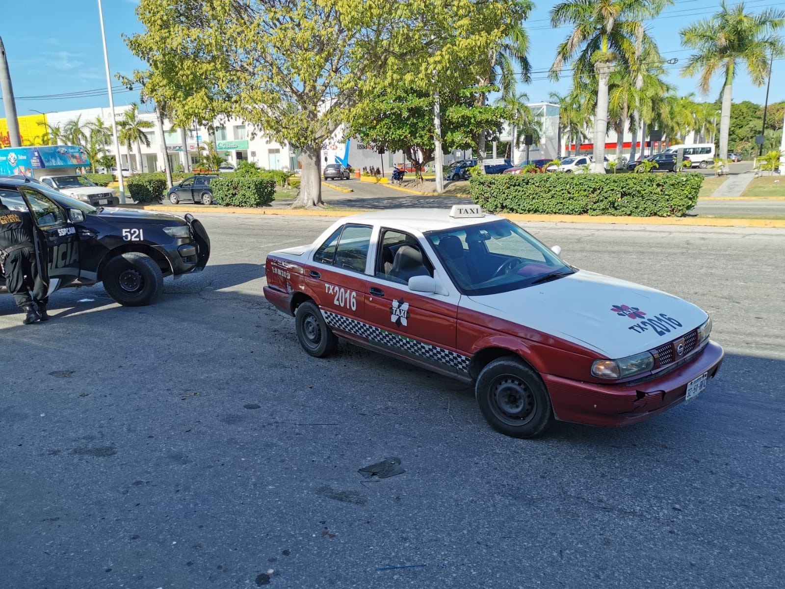 Patrulla se estrella con un taxi mientras perseguía a hombre armando en Ciudad del Carmen