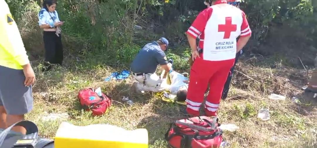 Vuelca camioneta en la carretera Tulum-Playa del Carmen;  hay un lesionado