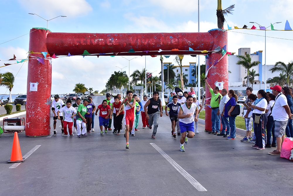 La primera edición de la competencia decembrina se llevó a cabo el año 2003; en ésta ocasión habrán cuatro categorías, incluida una para personas con discapacidad