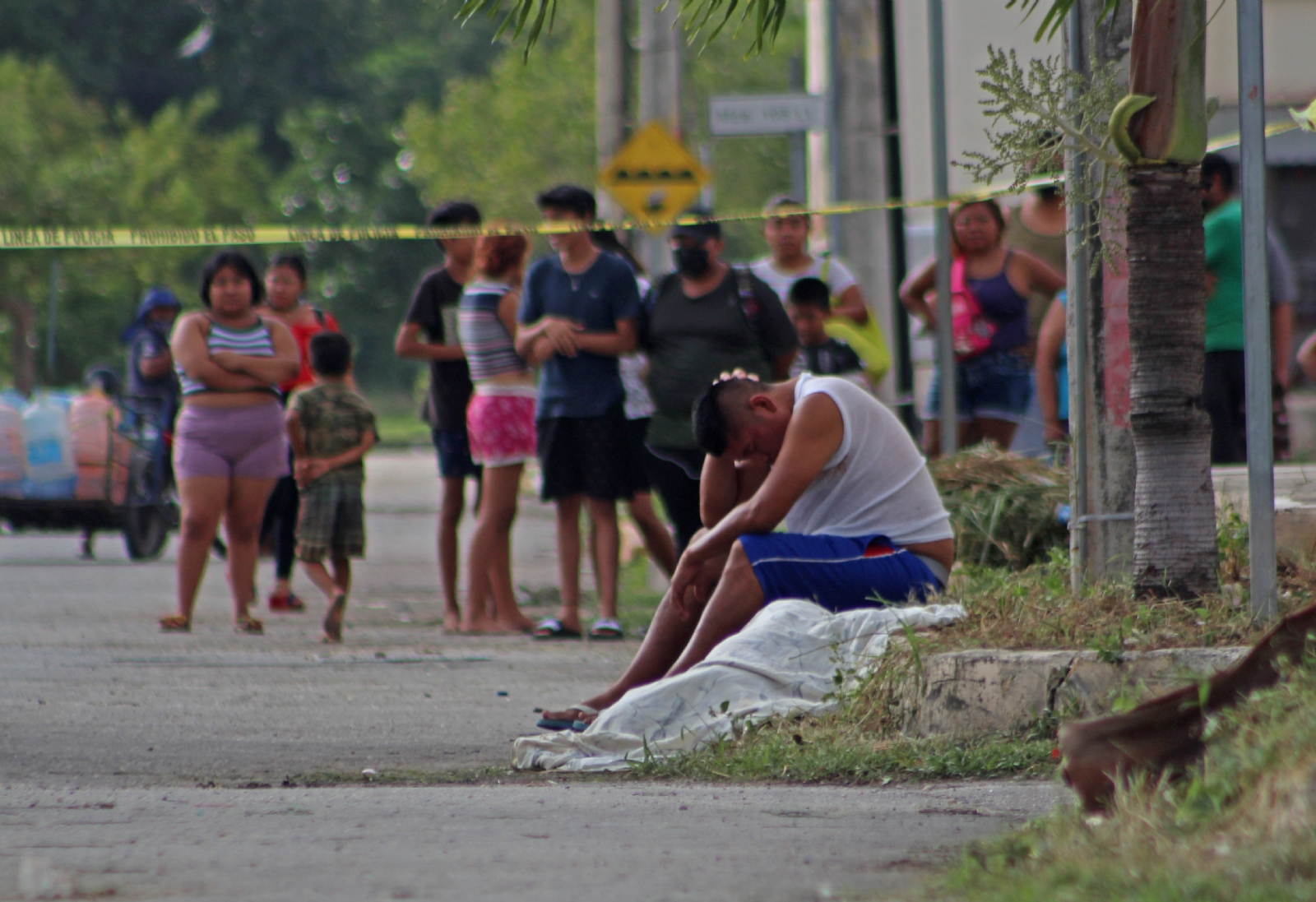 EL cuerpo del menor quedó tirado en la avenida principal de la Supermanzana 259 de Cancún, hasta donde llegó su padre.