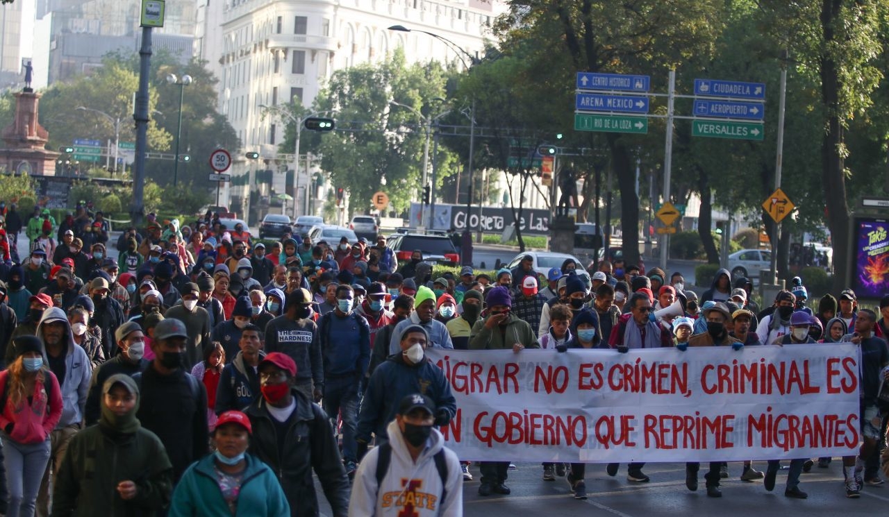 Caravana migrante se manifiesta en el Zócalo, exigen asilo en México