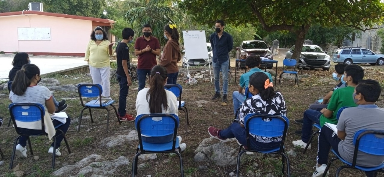 DIF imparte taller para prevenir la adicción al celular en alumnos de Umán