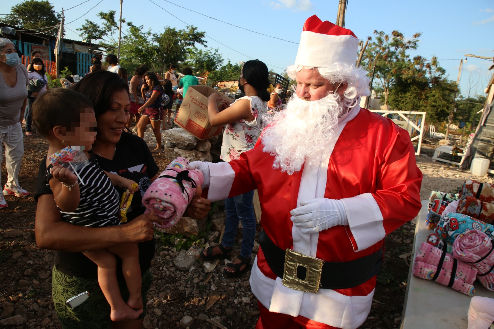 Santa Claus entrega cobijas a familias del Sur de Mérida para tener una cálida Navidad