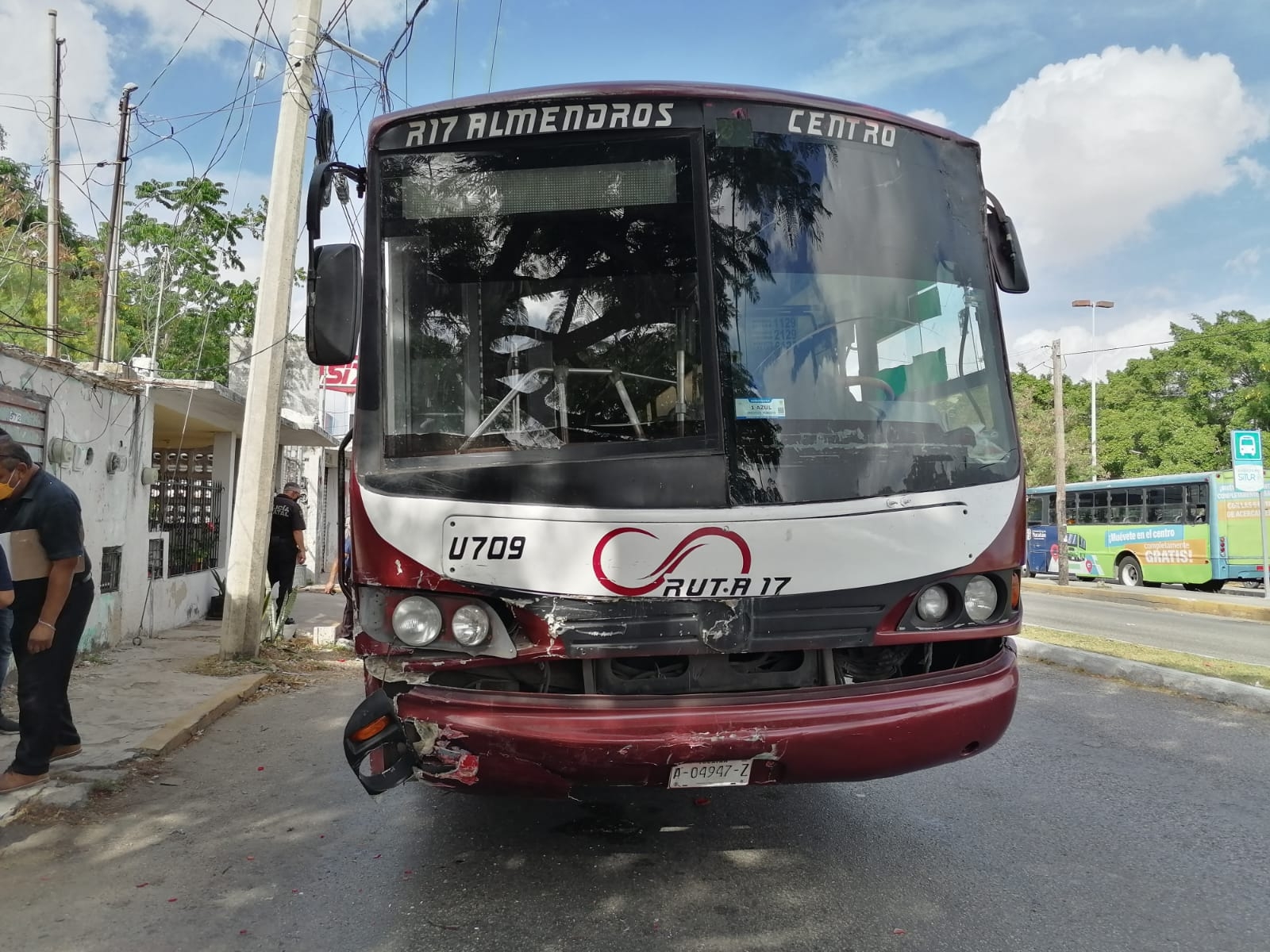 El tránsito se congestionó y la policía tuvo que intervenir para evitar el congestionamiento vehicular