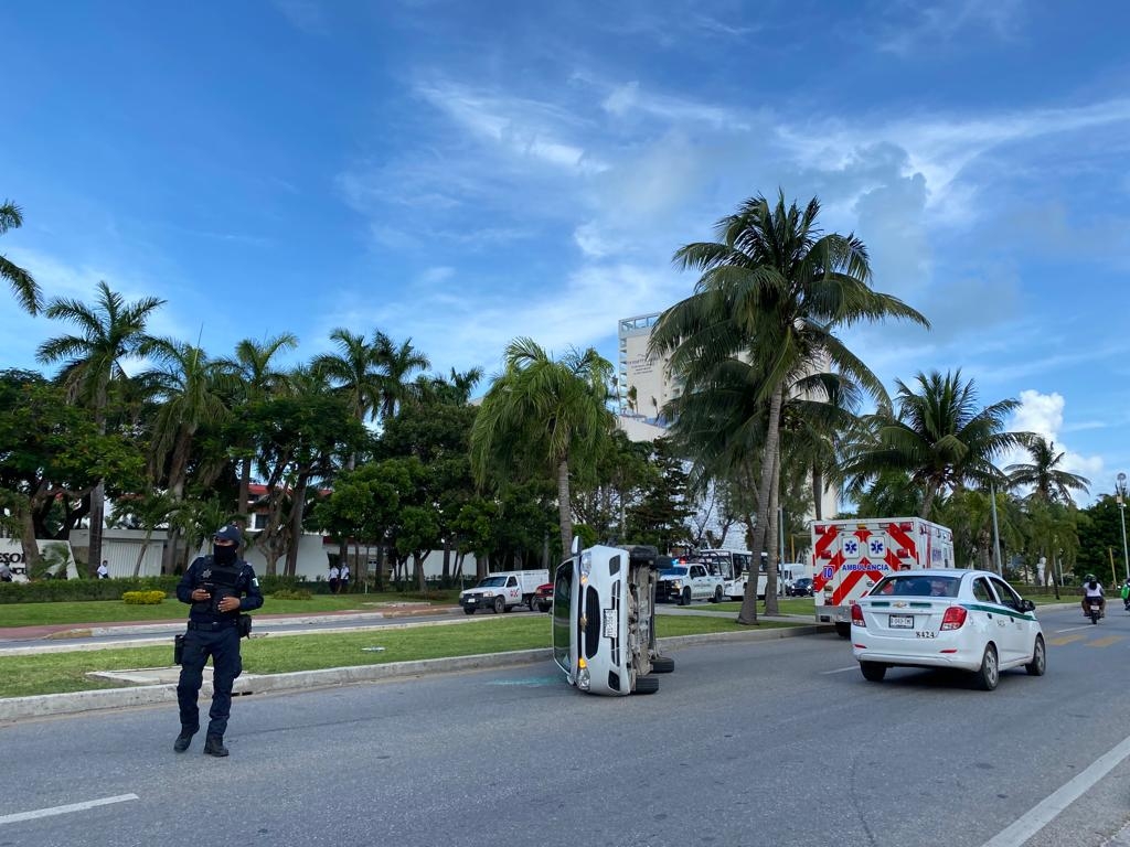 A consecuencia del choque, el vehículo quedó volcado sobre un costado a mitad de la calle en la Zona Hotelera de Cancún