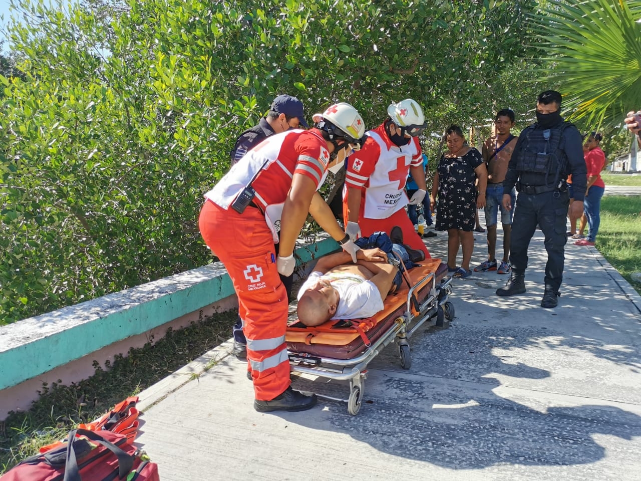 Hombre en estado de ebriedad es rescatado al caer a la Caleta en Ciudad del Carmen