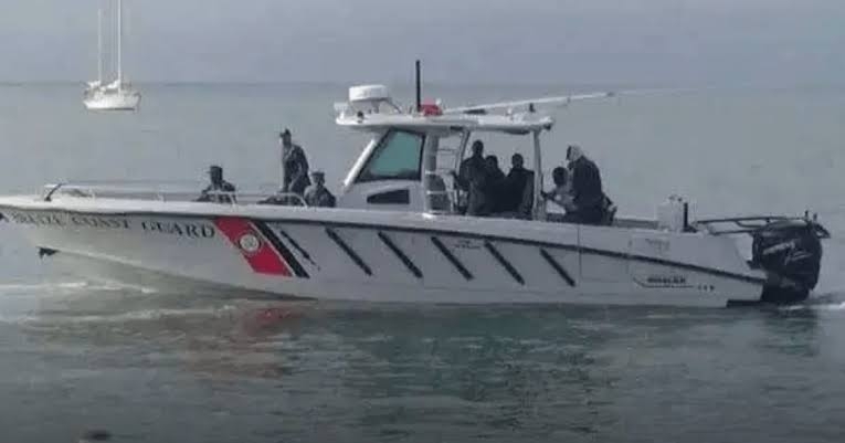 Hallan cadáver de un hombre flotando entre la Bahía de Chetumal y Belice