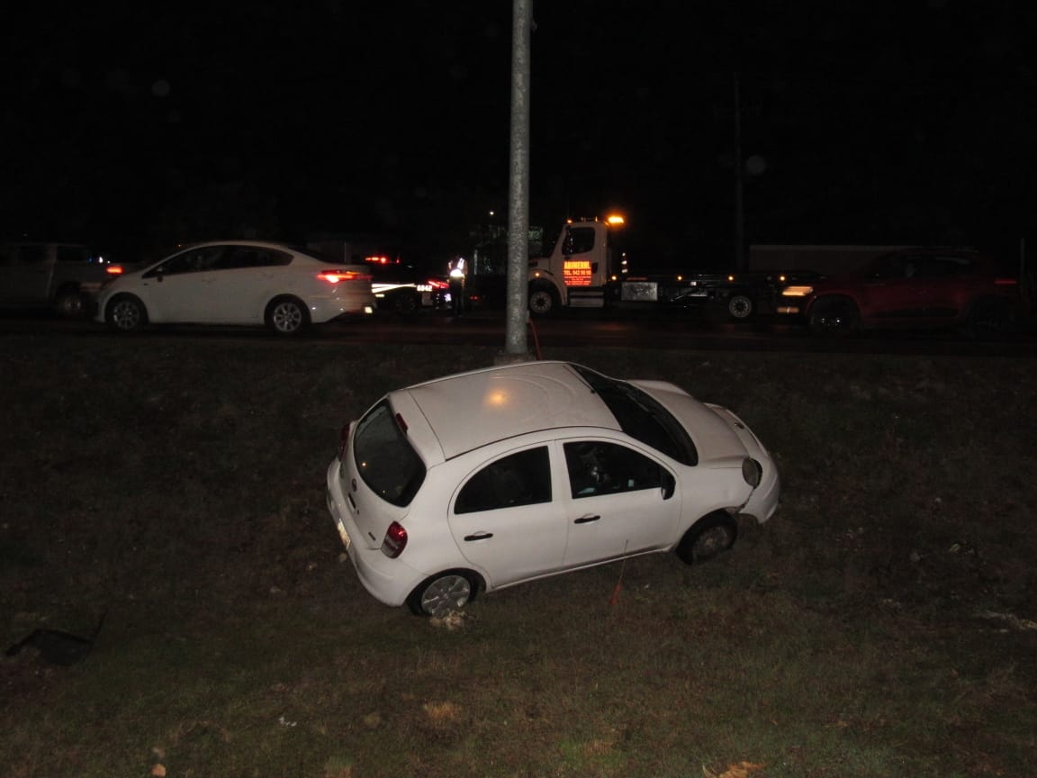 El automóvil terminó fuera de la vía