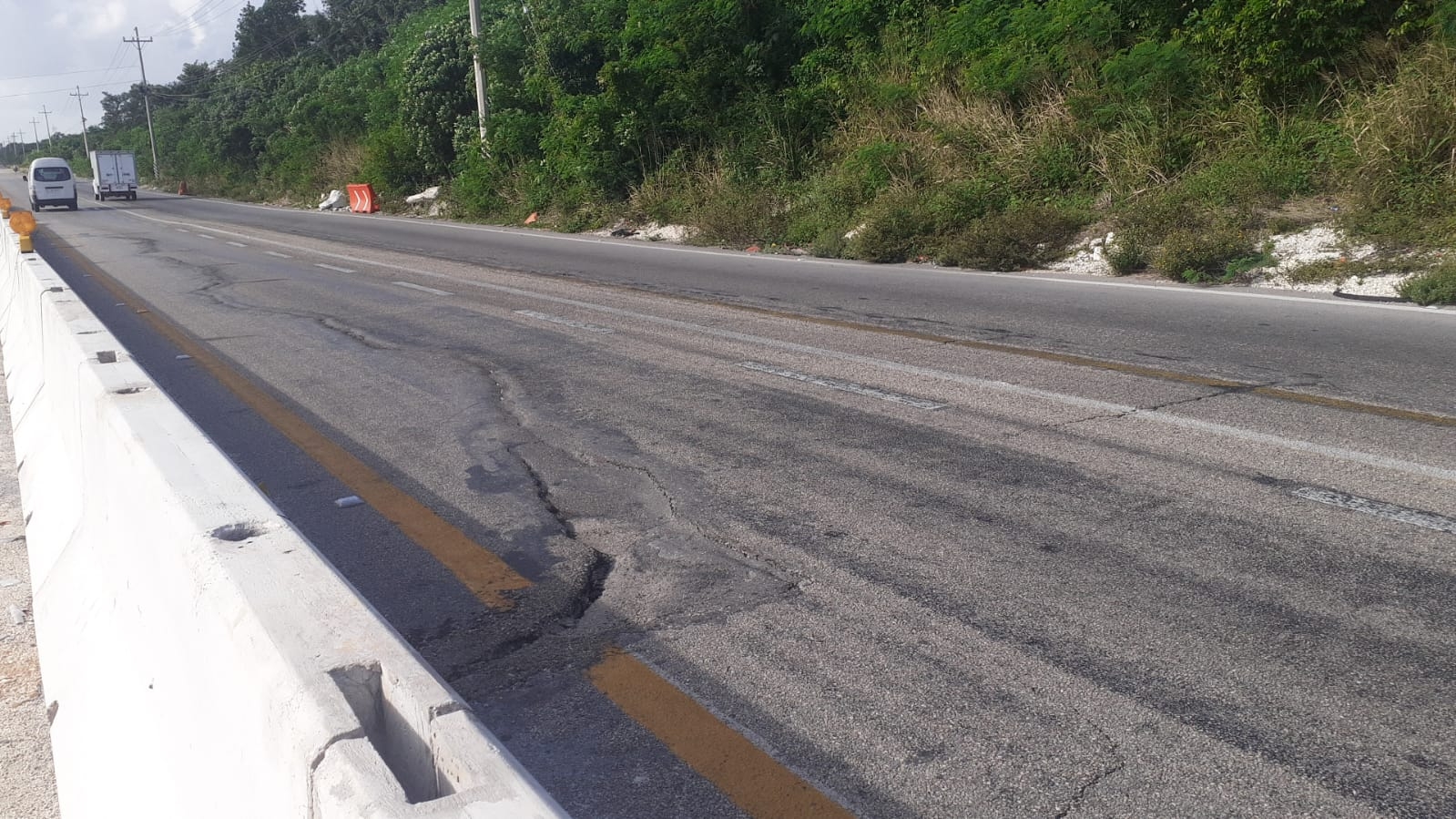 La SCT en Quintana Roo asegura que las grietas no son de ahora, y que afectaron la circulación en la carretera Cancún-Playa