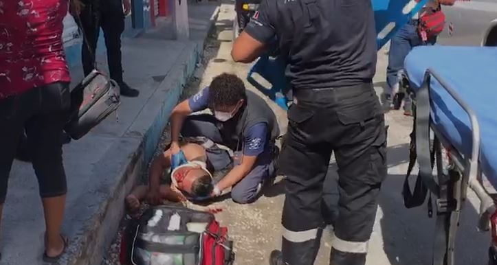 Hombre borracho termina en el Hospital de Cancún tras caerse en la vía pública: VIDEO