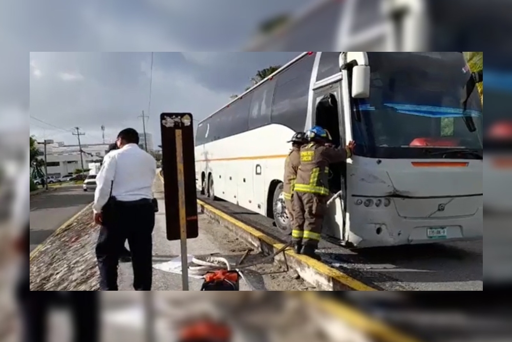 Elementos de Tránsito rompieron la puerta del autobús para sacar a los pasajeros de su interior en Cancún