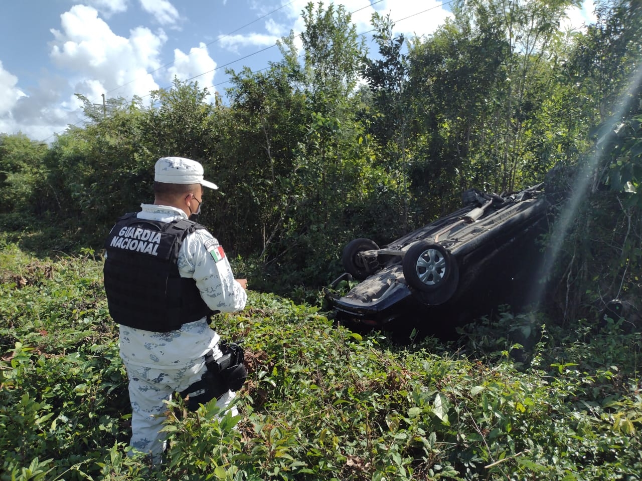 Vuelca automóvil tras chocar contra una roca en carretera a Felipe Carrillo Puerto