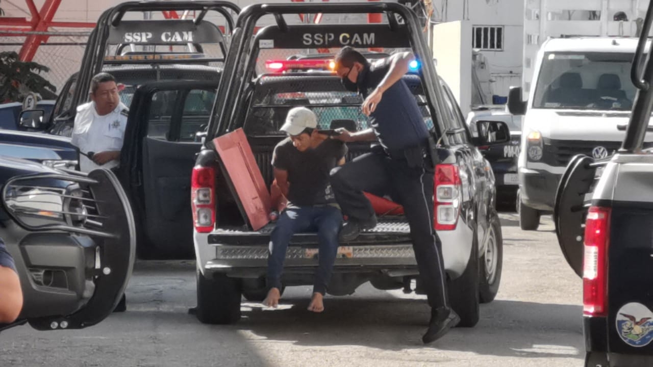 El joven arrestado manifestó que él se encontró esa puerta tirada, por lo que se le hizo fácil tomarla, para llevarla a vender por kilo