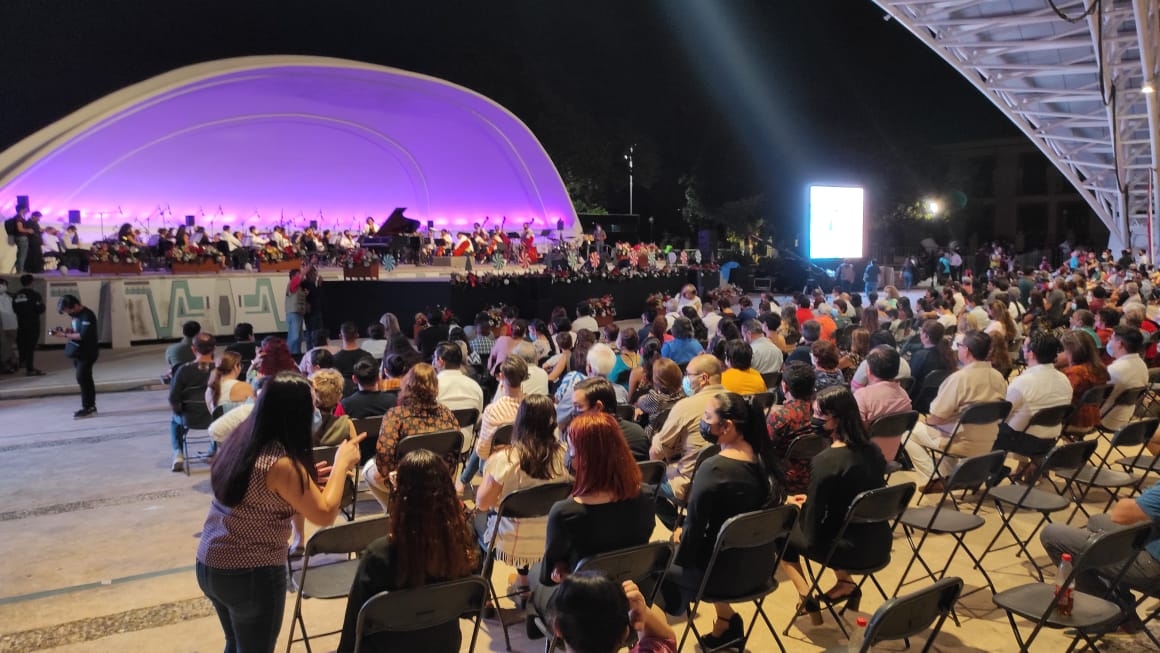 Al lugar, se dieron cita más de 500 personas, quienes se apersonaron a la sede del concierto desde muy temprana hora