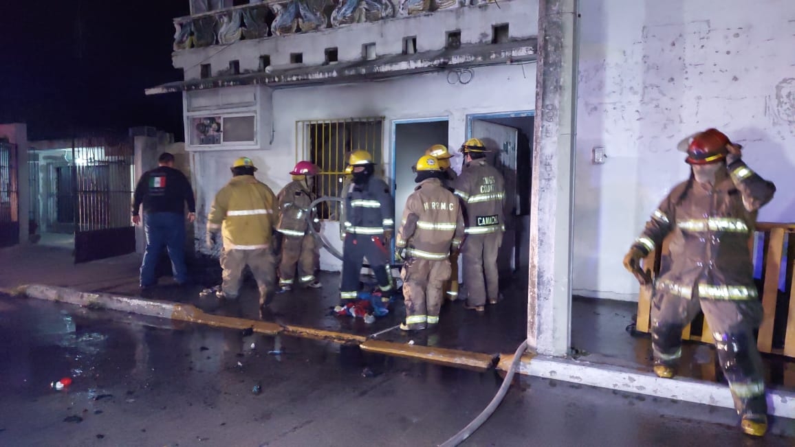 Tras sofocar las llamas, bomberos sacaron los muebles de manera, algunos de ellos quemados, esto en Ciudad del Carmen