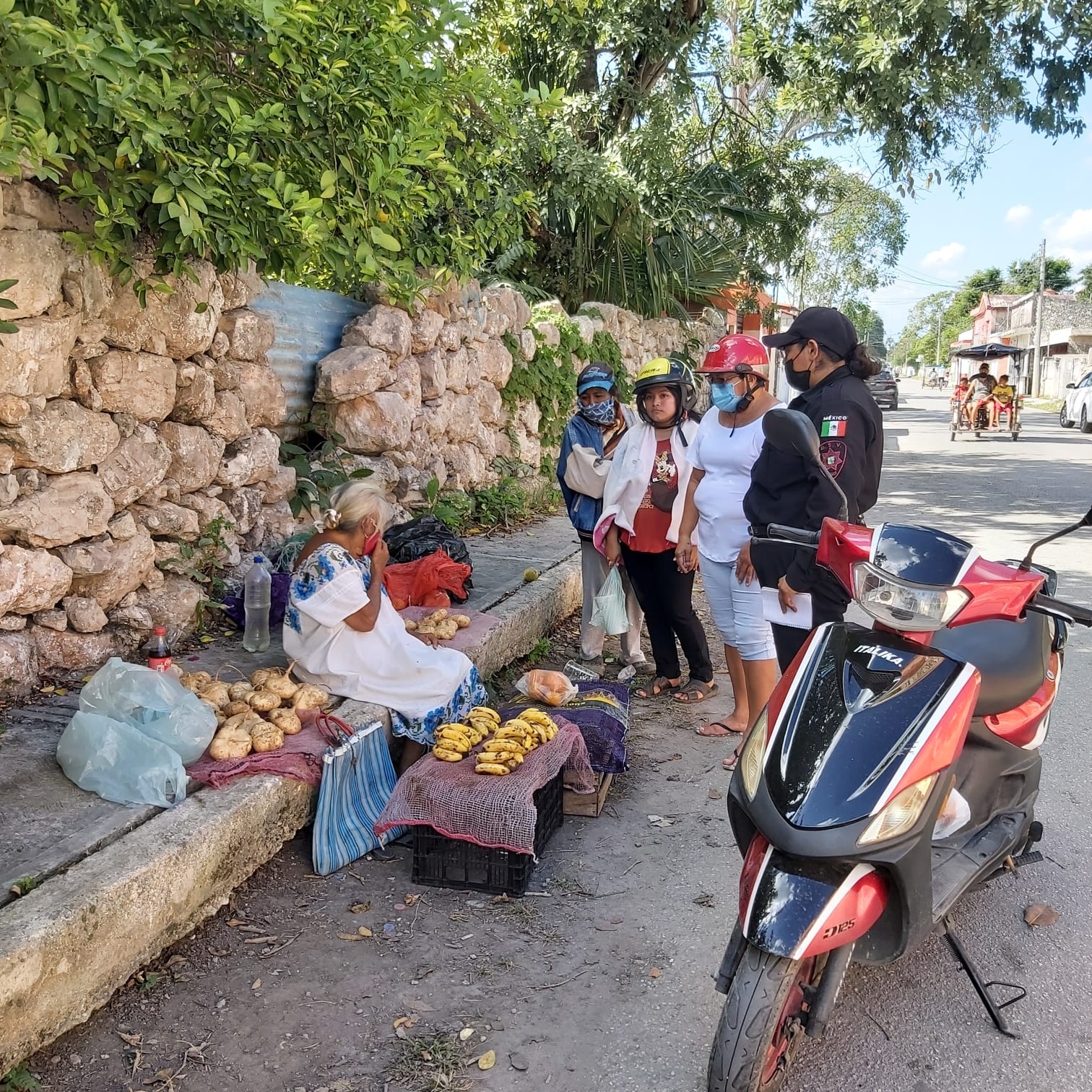 Felicia Cimé, de 82 años, vendedora de frutas, se quejaba de fuertes dolores en un brazo, producto de una caída previa