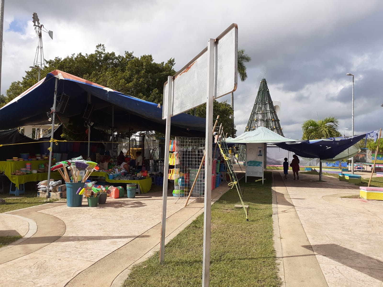 Vendedores ambulantes saturan espacios del parque central de José María Morelos