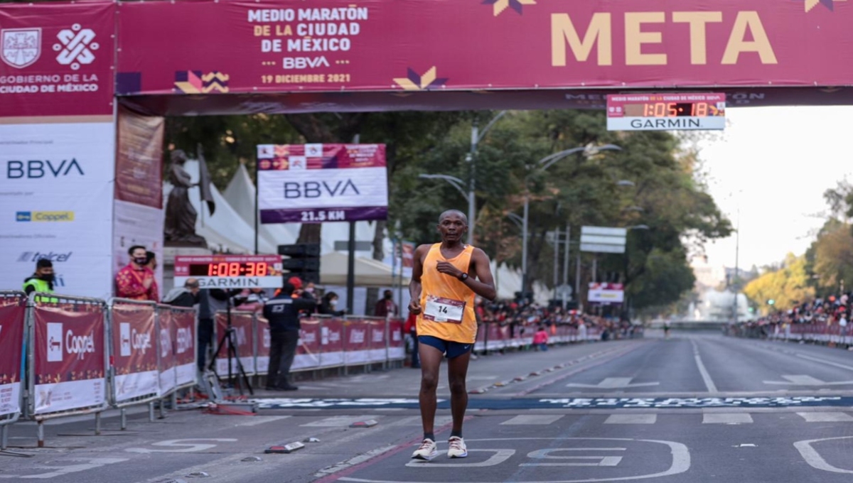 Robert Gaitho y Samuel Ndungu, de Kenia, hicieron el 1 y 2 lugar en el Medio Maratón de la Ciudad de México. Los ganadores tuvieron un tiempo de 1:04:56 y 1:05:15, respectivamente