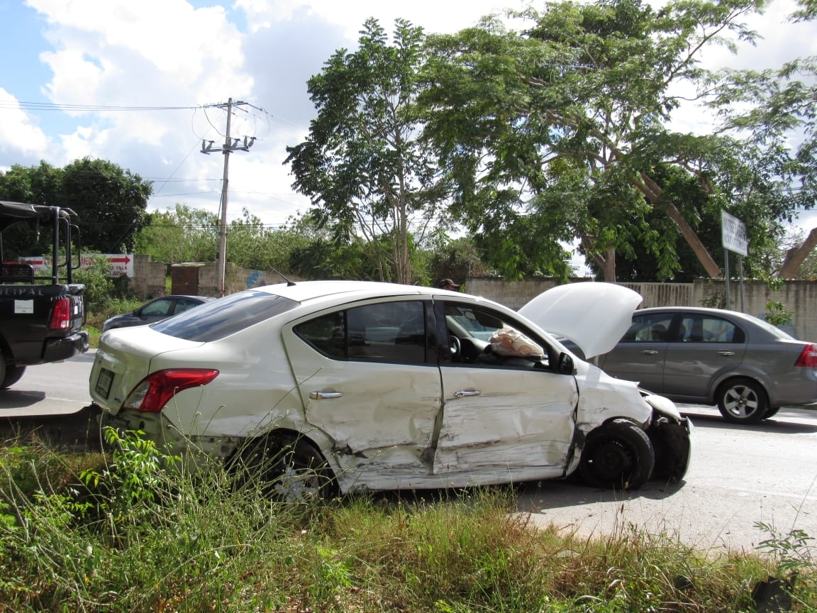 Automovilistas chocan de frente sobre la carretera Mérida-Tixkokob