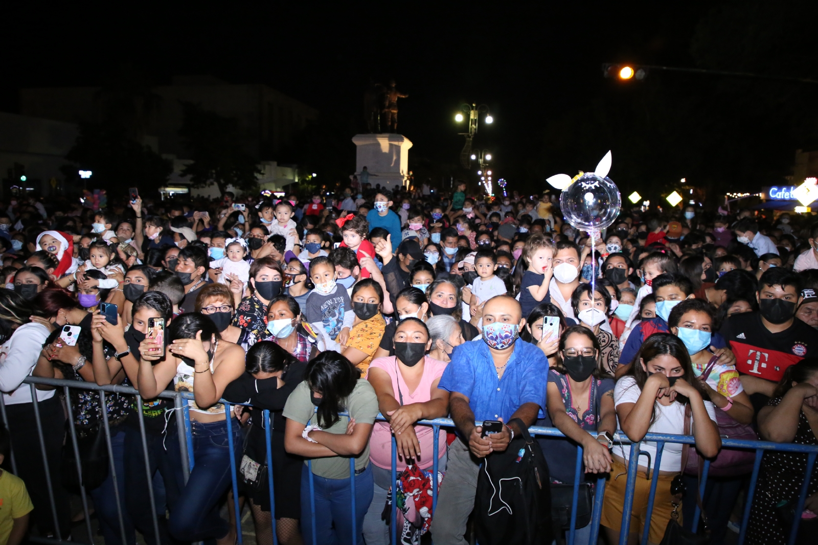 Ayuntamiento de Mérida 'olvida' medidas sanitarias durante encendido del árbol navideño