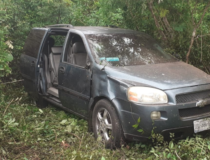 Se encontró fuera de la carretera un carro Chevrolet, color verde, con placas de circulación USL-686-C.