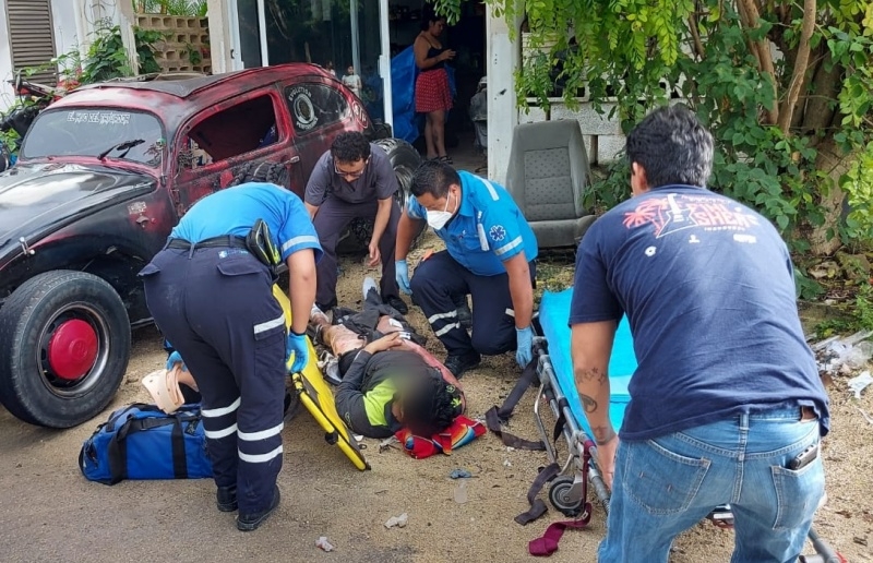 El empleado se encontraba en el segundo piso de una casa para llevar a cabo reparaciones, cuando topó con los cables de alta tensión