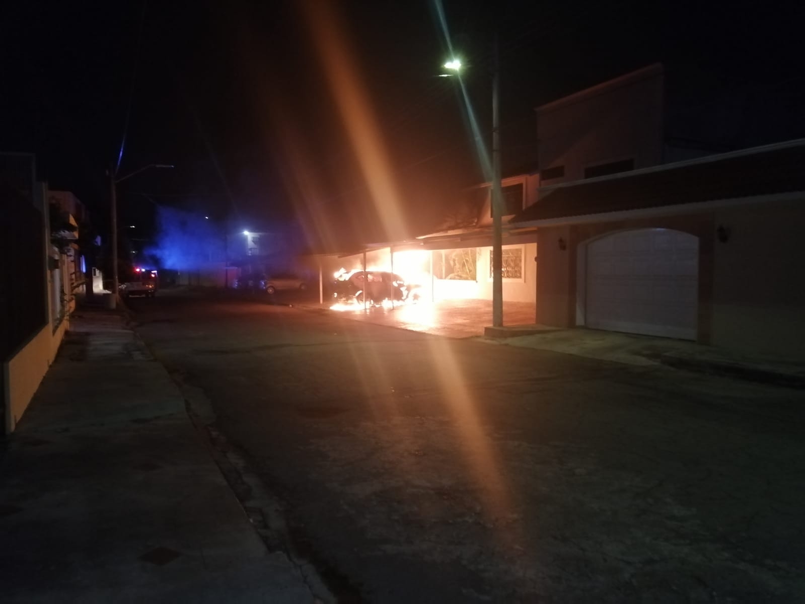 Camioneta se incendia en Chetumal; propietarios sufren crisis nerviosa