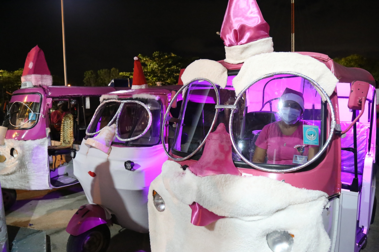 Mujeres mototaxistas de Umán reparten juguetes en festival navideño