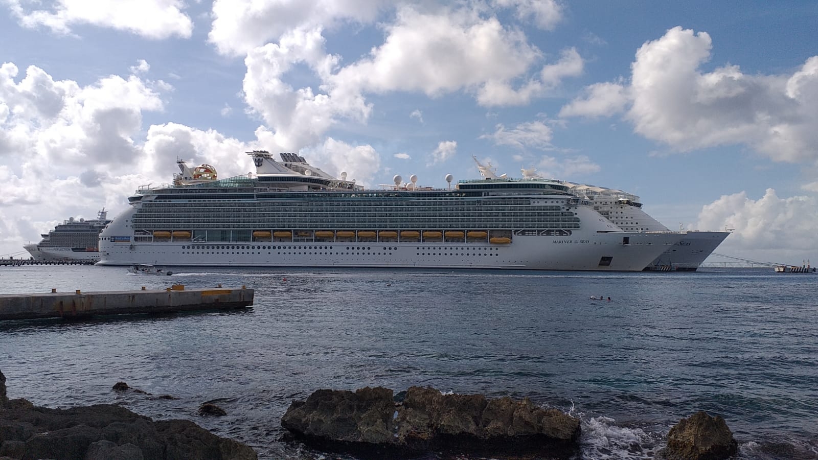 Pese a casos de COVID a bordo, el 'Symphony Of The Seas' atraca en Cozumel: EN VIVO