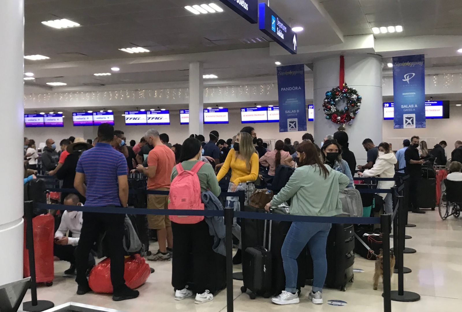 Más de mil viajeros esperan sus vuelos en el aeropuerto de Cancún: VIDEO