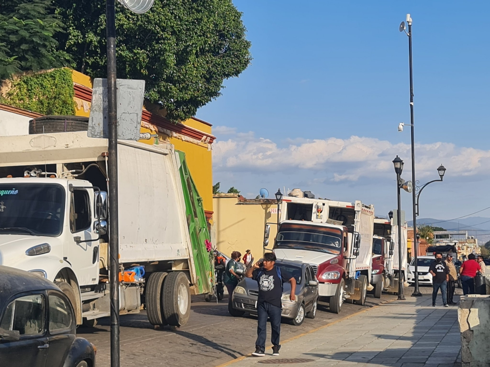 Sindicato de limpieza bloquea calles de Oaxaca; exigen pago de aguinaldo