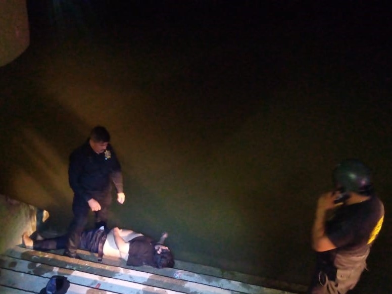 Policía salva a hombre de morir ahogado en el río Palizada, en Campeche