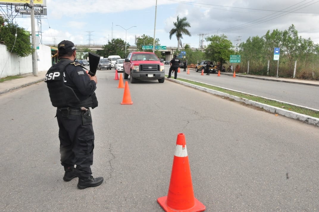 Los carriles están señalizados con conos anaranjados y únicamente un carril está abierto a la circulación